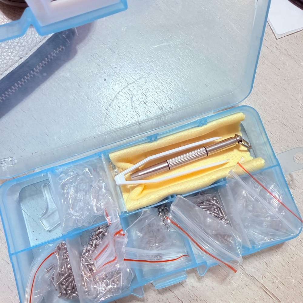 Eyeglass Repair Kit w Screwdrivers, Screws, Nose Pads